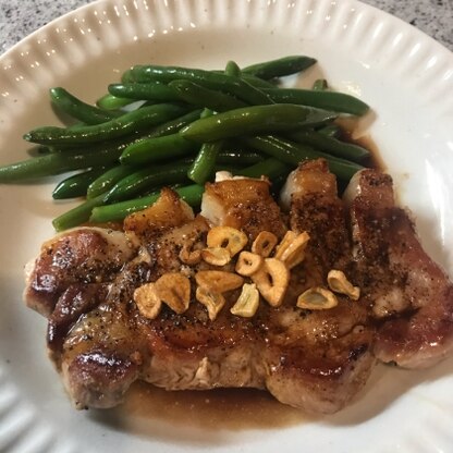 バルサミコ酢と醤油のソースが甘酸っぱくて豚肉に合って美味しかったです！材料外ですがニンニクチップものせました♪